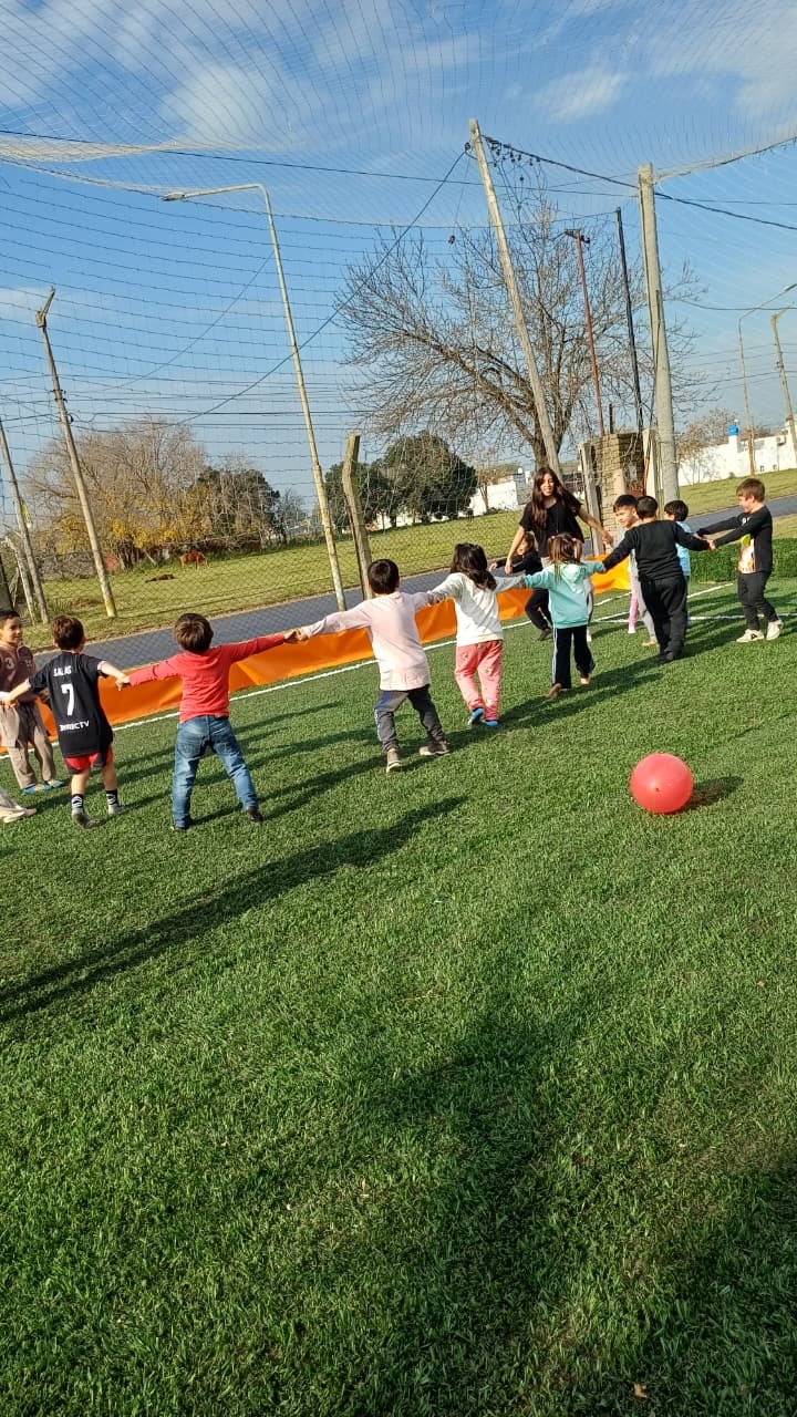 Chicos jugando en la cancha